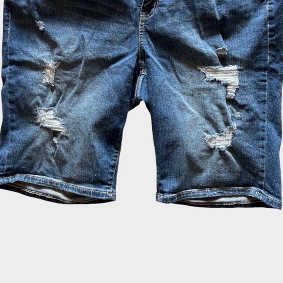 TORRID Boyfriend Bermuda Vintage Stretch - Medium Wash - Picture 7 of 11